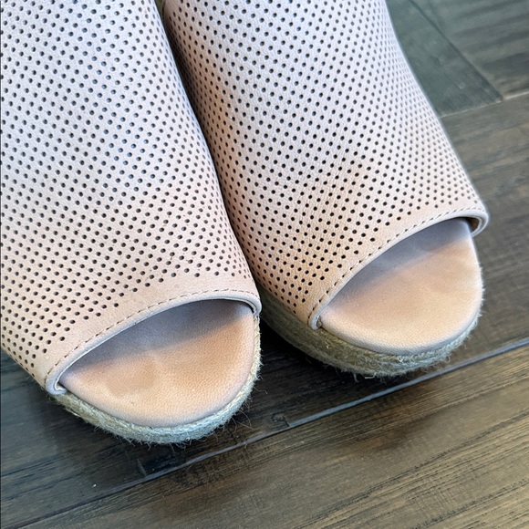 Elegant Pink/Tan Wedge Sandals - Picture 5 of 5